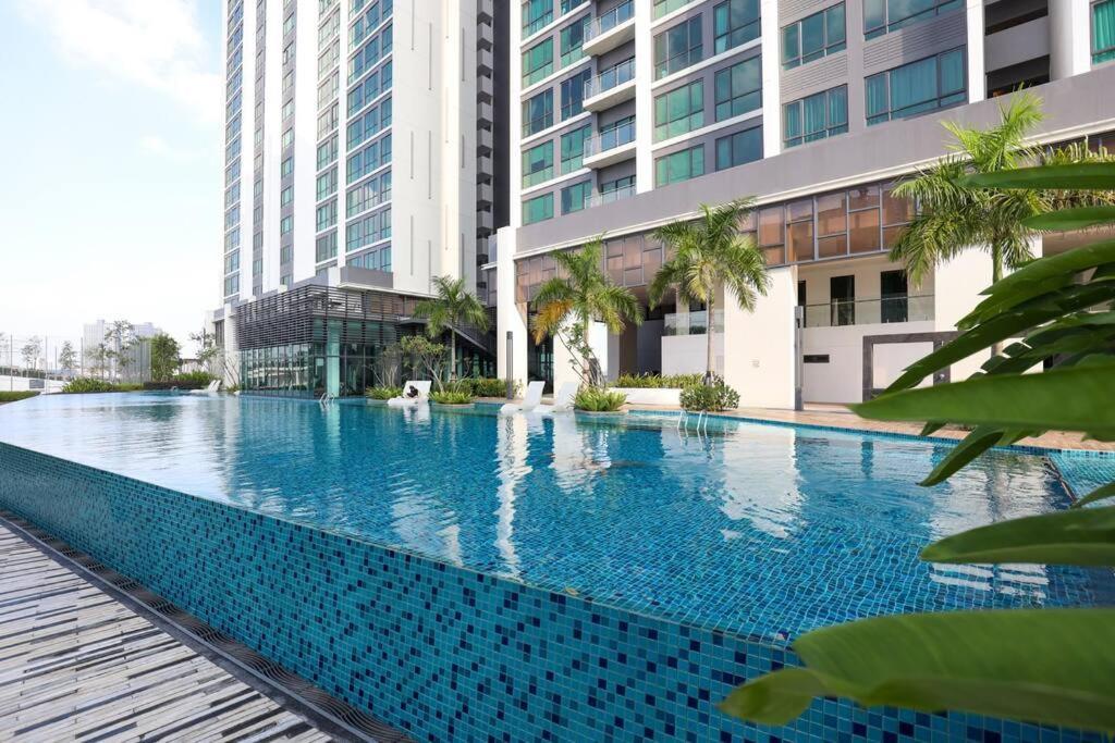 Elegant Homes 9pax 5bed Sunway Pyramid-lagoon 2 Car Park Apartment *